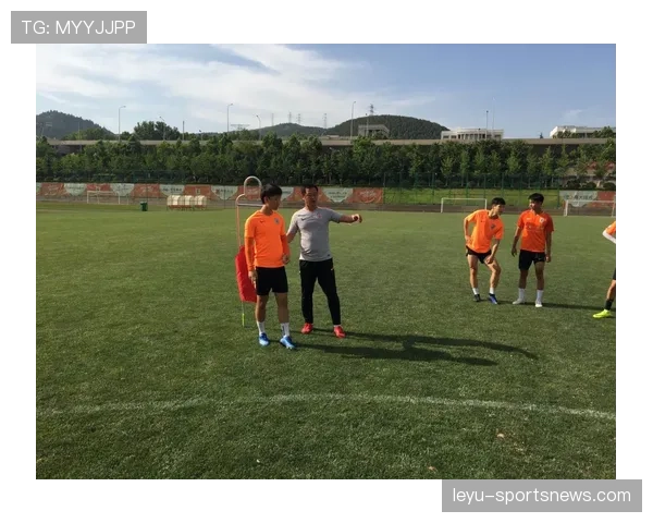 韩国男足近期备战持续推进，阵容磨合与战术调整在热身赛中展现关键细节